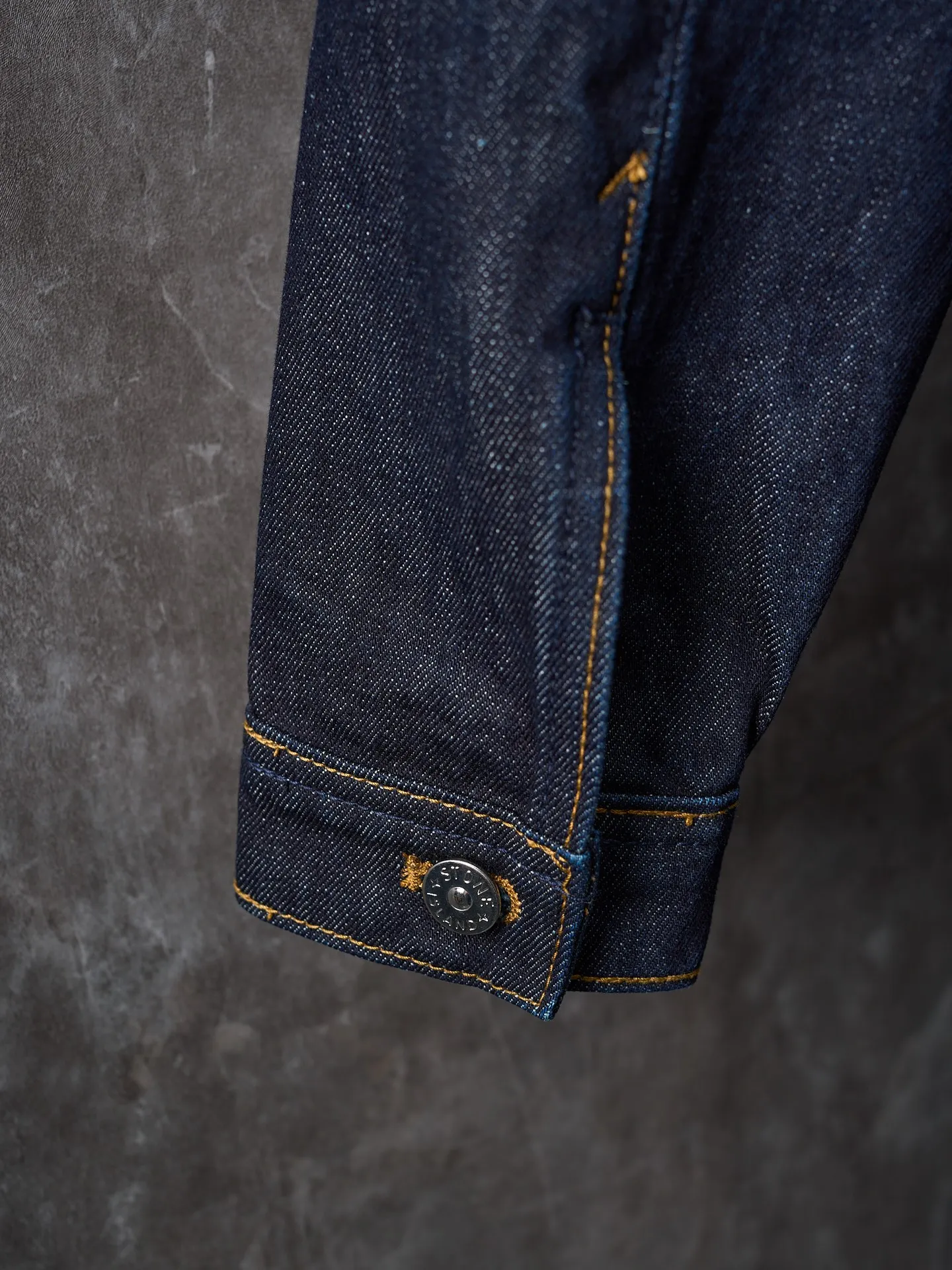P510 Actual auction】Stonesland/Stone Island Badge Denim Jacket [Ready Stock] S M L Highlight the imprint of the brand. Simple lines outline neat silhouettes to outline a casual and free style. Workwear genes are infused with luxury DNA. Simple charm and versatile charm. Imported machine embroidery technology is used. Advanced computer control systems and sophisticated mechanical components are used to realize the Stonesland badge embroidery operation. High precision. The lines are smooth and delicate. The whole garment is washed with medium-high filtration. Use a special solution to remove stains and slight fading. Then use a strong washing method to fade the color and make it more uniform. The whole piece of clothing is stitched together using a clip-on machine. The clip-on machine can control the distance between the two needles by changing the needle position, achieving seamless splicing, smoothness, neatness, and a loose fit.